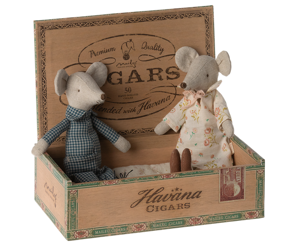 Jucarie Textila - Grandma and Grandpa mice in cigarbox - Maileg